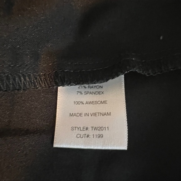 Figs Cayo Popover 3-Pocket Scrub Top - Picture 6 of 7